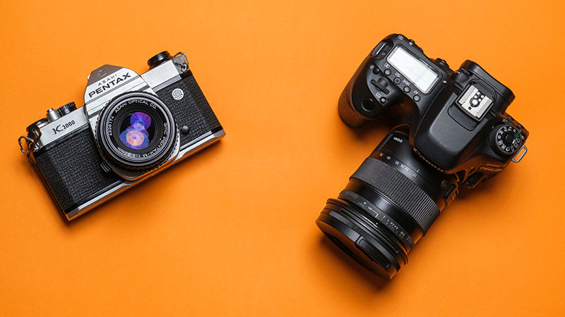 macchina fotografica digitale e analogica